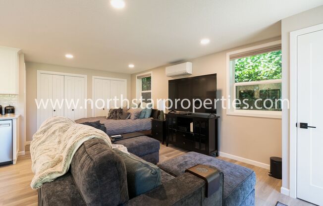 Charming Studio Apartment in First Addition, Lake Oswego