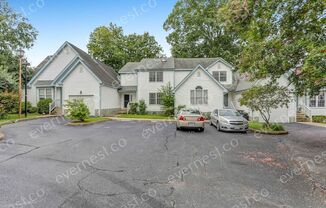 5112 Greenwich Mews