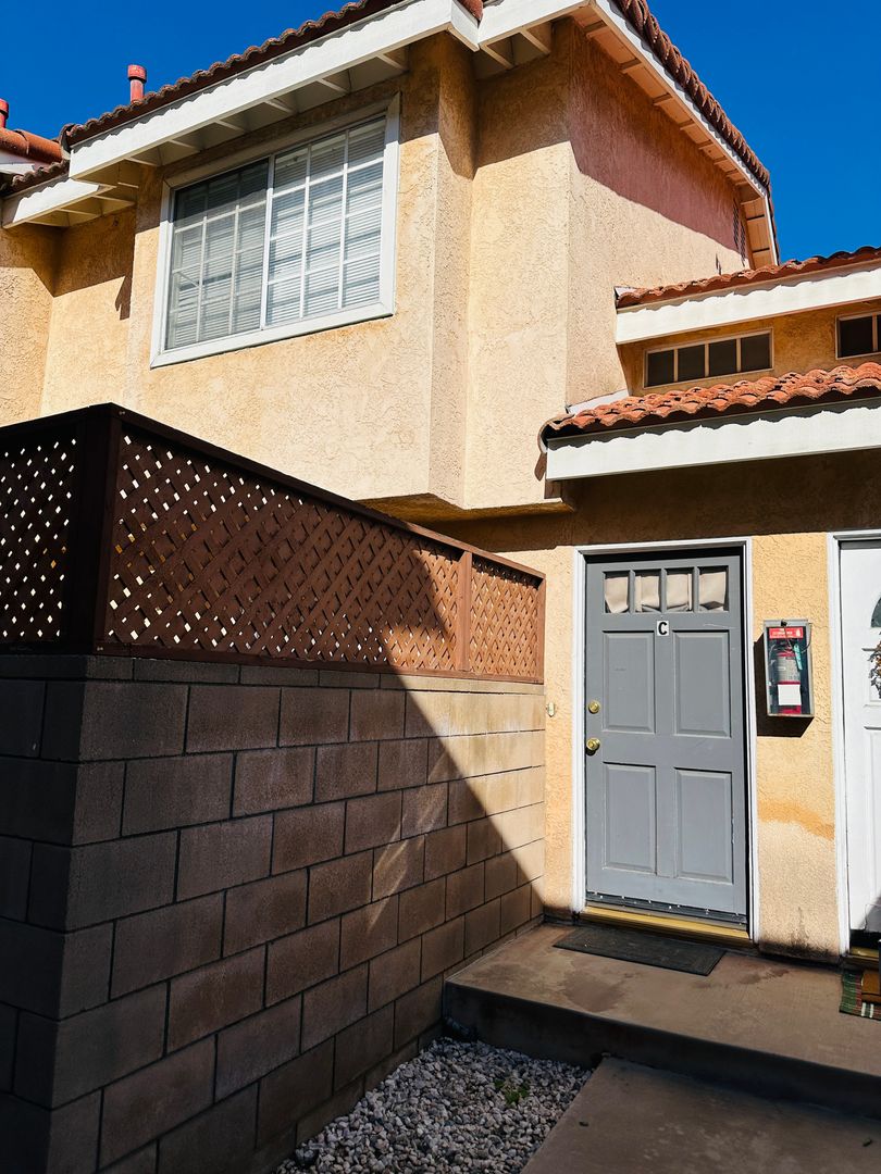 302 - 10331 Downey Avenue