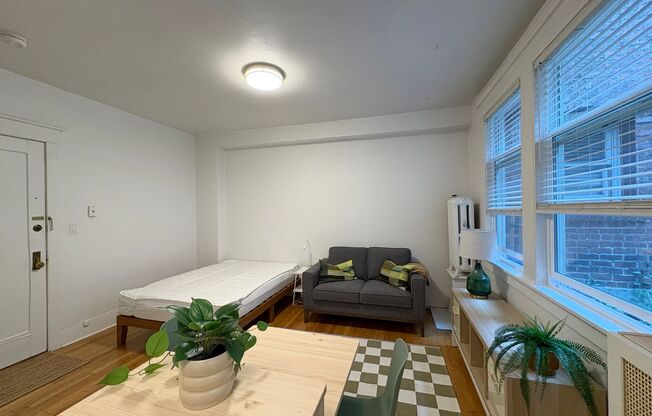 Studio, 1 bath, 335 sqft, $2,195, Unit Unit 06