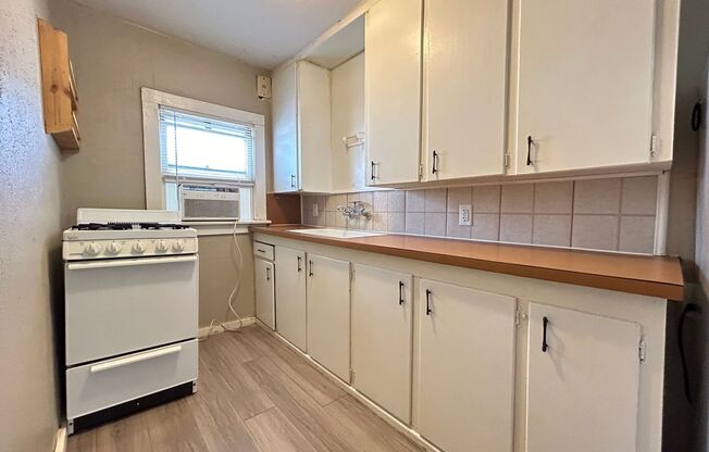 1 bed, 1 bath, 396 sqft, $550, Unit Rear