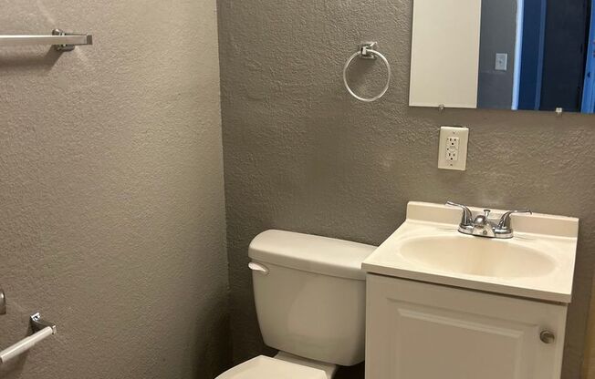 2 beds, 1 bath, 750 sqft, $1,070, Unit B10 1015 11