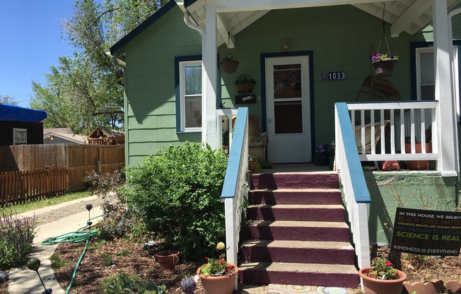 SUPER CUTE 3 BED/1.25 BATH BUNGALOW IN CENTRAL LONGMONT AVAILABLE 1/3/25