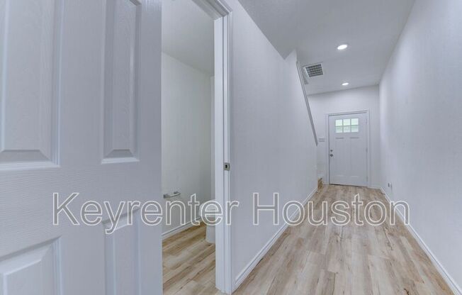 8203 WOODLYN RD