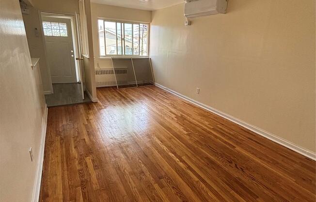 2 beds, 1 bath, 2,563 sqft, $2,500
