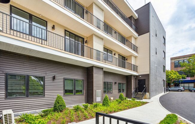 2 beds, 2 baths, 858 sqft, $1,795, Unit E04