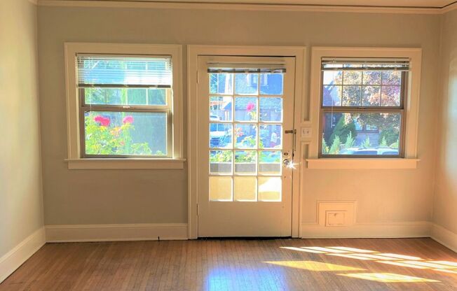 Spanish-Style Apartment Close to Belmont/Laurelhurst Located on Famous Peacock Lane! Loaded with Charm!