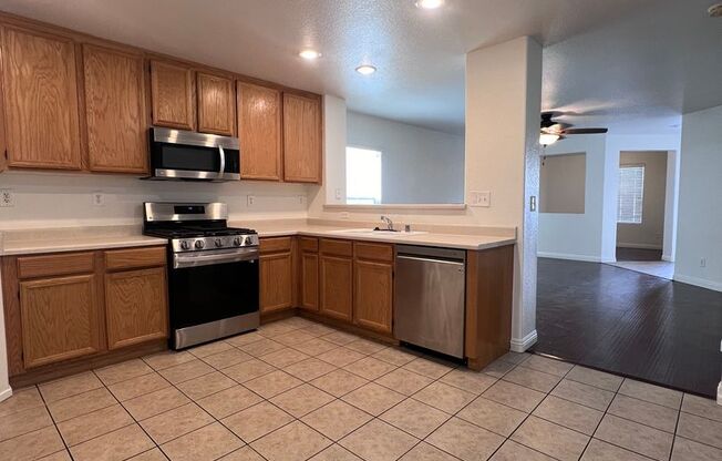 MOVE IN TODAY! 3 bed 2.5 bath home in the Southwest part of Las Vegas!