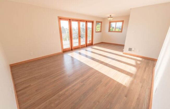 freshly remodeled 3BR/2Bth, 1064sqft penthouse apartment with an amazing location in the heart of North Berkeley's coveted Gourmet Ghetto. Move in Special----