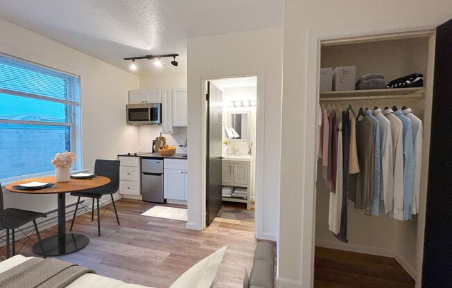Studio, 1 bath, 249 sqft, $995, Unit 305