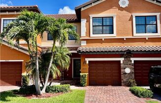 Summerlin Place Townhome: Stylish 3BR/2.5BA Townhome with Screened Lanai, Pool Access, Modern Comfort, Prime Location.