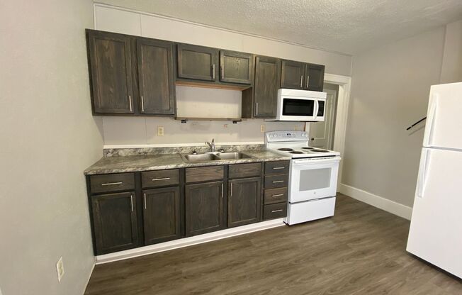 3 beds, 1 bath, 800 sqft, $900, Unit Apt 3