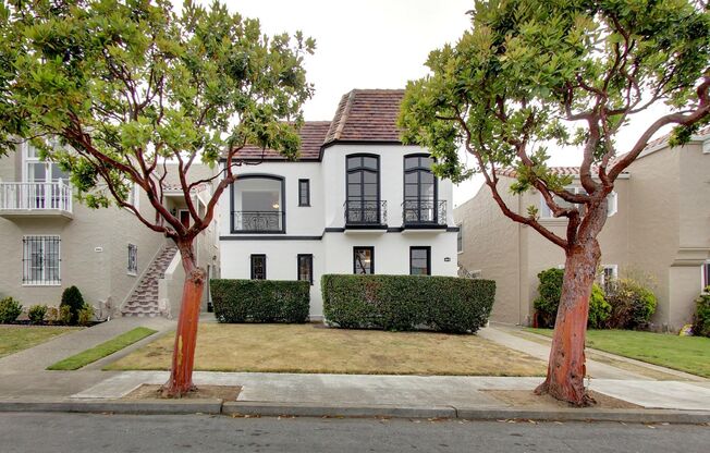 Lakeside 3 Bedroom / 3 Bathroom Single Family Home with In-Unit Laundry & Garage Parking Included