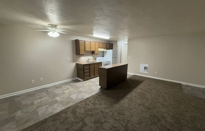 1 bed, 1 bath, 640 sqft, $1,095, Unit 42