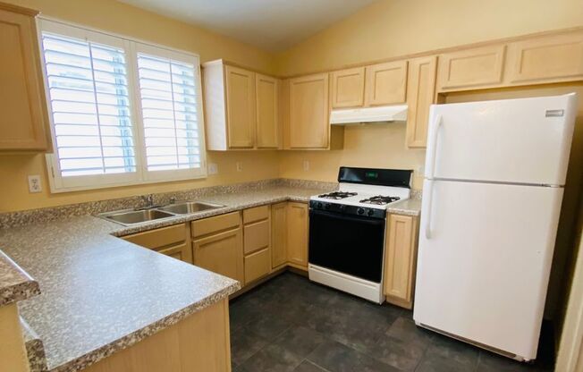 BEAUTIFUL 1 STORY HOME IN SPRING VALLEY! 3 BEDS 2 BATHS! CLOSE TO HIGHWAYS AND SHOPPING CENTERS!