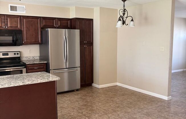 **Excellent 3br/2ba/2garage HOUSE (ELLIOT & DOBSON)