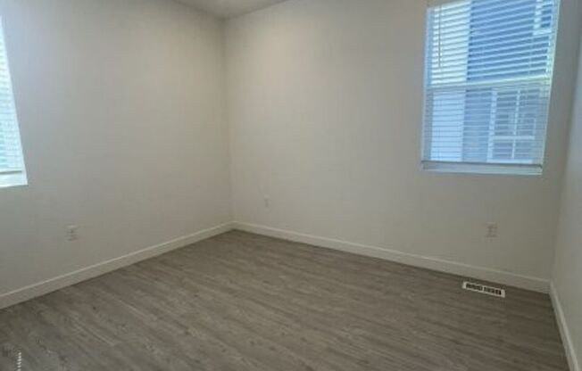 3 beds, 2 baths, 1,400 sqft, $1,895, Unit 572