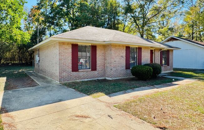 Classic & Cozy 3 Bedroom / 2 Bathroom Home in Montgomery!