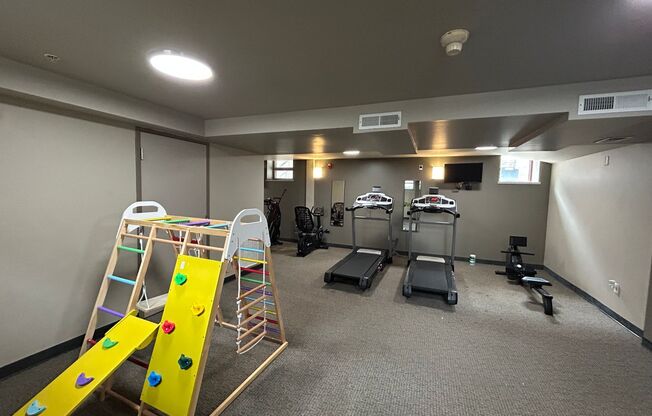 2 beds, 2 baths, 890 sqft, $1,245, Unit 2027-302