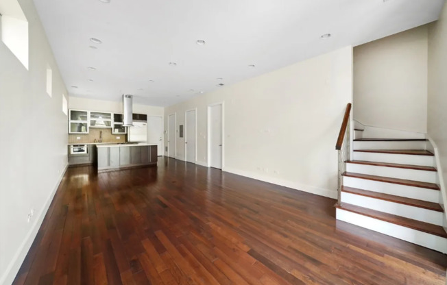 2738 N.Southport Ave