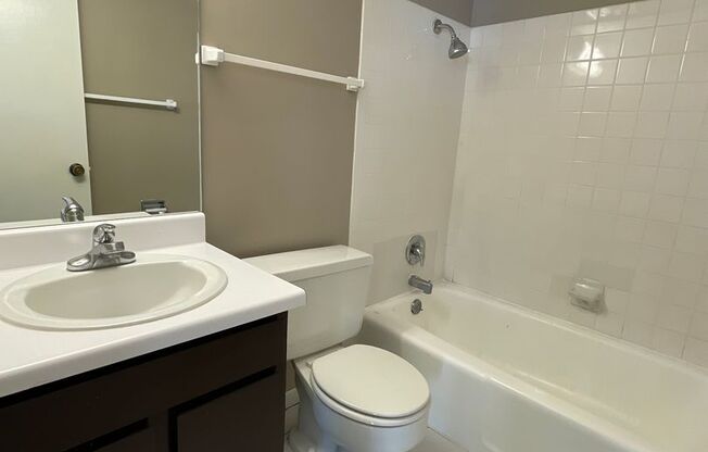 2 beds, 2 baths, 1,324 sqft, $1,289, Unit 042