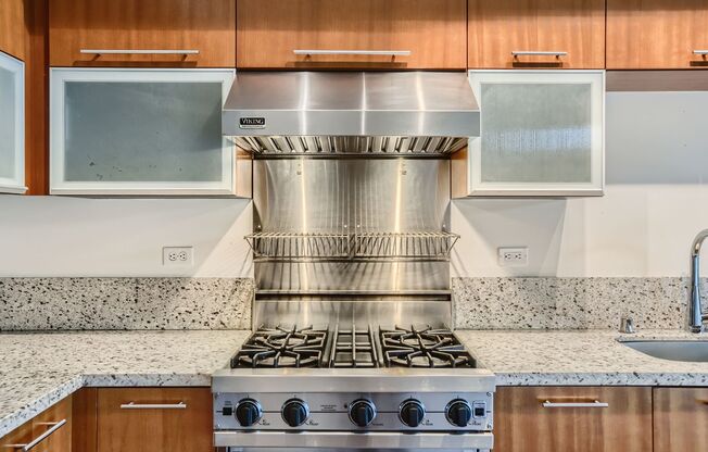 Gorgeous 2 Bed Unit @ The Gallery - Belltown Living at its Finest!