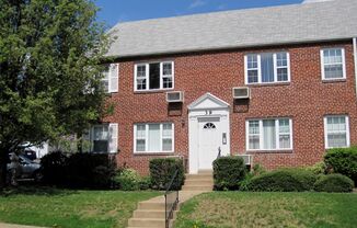Renovated One Bedroom Garden Apartments Less Than a Mile to Clarendon Metro!