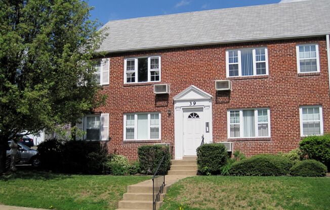 Renovated One Bedroom Garden Apartments Less Than a Mile to Clarendon Metro!