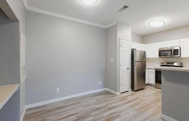 2 beds, 1 bath, 912 sqft, $1,516