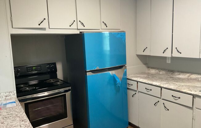 3 beds, 1 bath, 800 sqft, $875, Unit 304 E Park Apt C