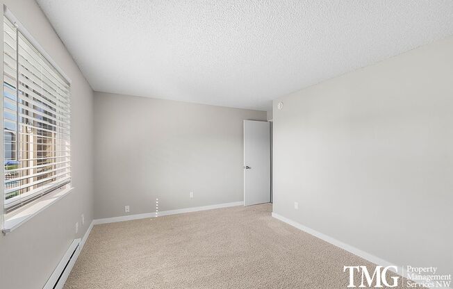 3 beds, 1 bath, 943 sqft, $1,550, Unit 37