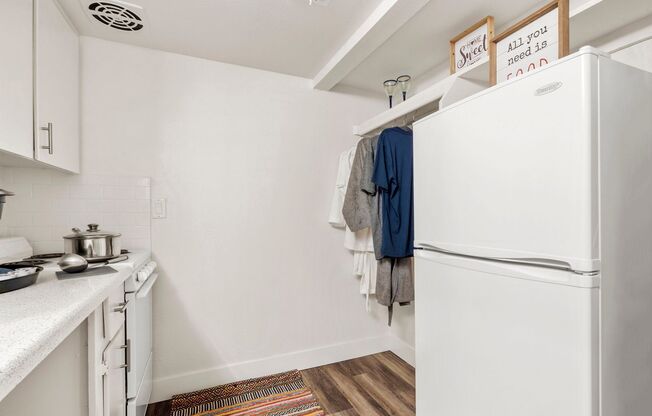 Studio, 1 bath, 300 sqft, $979, Unit 15