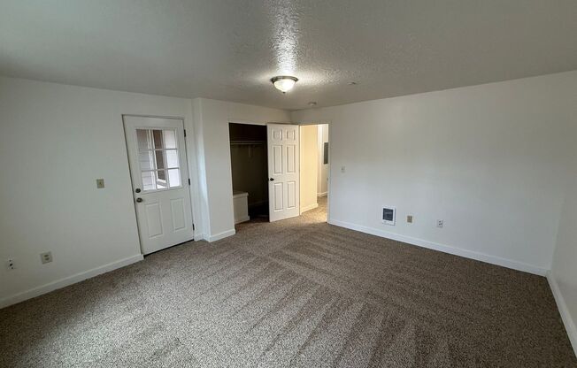 3 beds, 2 baths, 1,200 sqft, $1,695, Unit 38