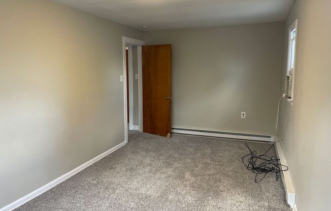 3 beds, 1 bath, $1,475, Unit 527 W Madison