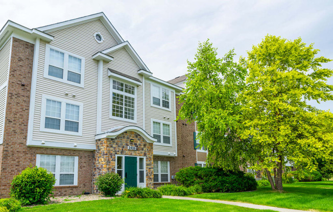 Courtyard With Green Space at West Hampton Park Apartment Homes, Elkhorn, Nebraska