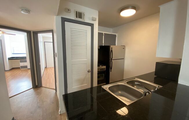 AVAILABLE:  2 BR-1 BA Hyde Park Condo / Laminate Wood Floors / Close to UT and Downtown
