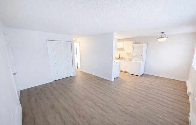 2 beds, 1 bath, 690 sqft, $1,595, Unit 721