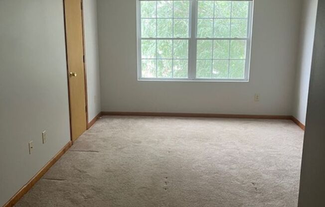 3 beds, 2.5 baths, 1,350 sqft, $1,400, Unit 1454 West Rockcrest Drive