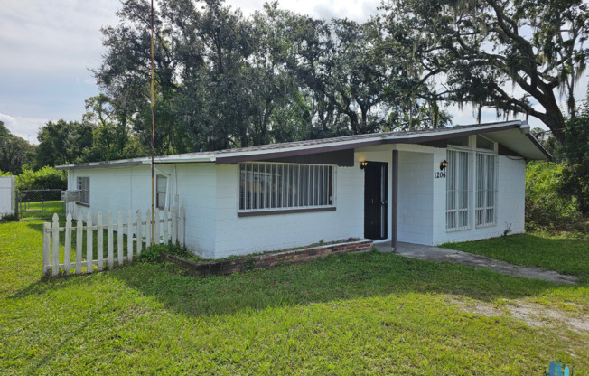 4 Beds | 1.5 Bath Home for Rent in Lakeland *Available Now*