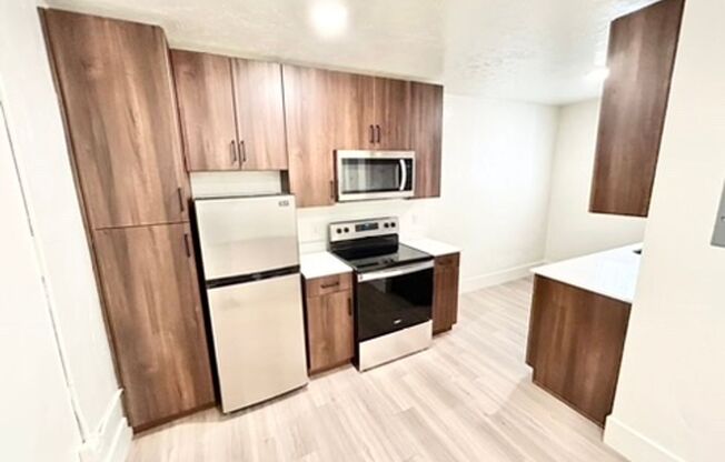 Studio, 1 bath, 425 sqft, $1,149, Unit 04