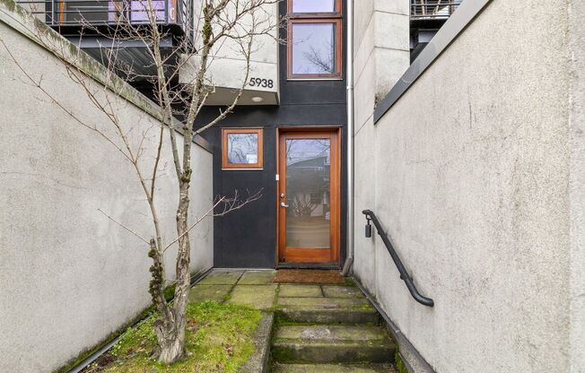 2 BR 2 BA Townhome in North Tabor- 3 Levels!