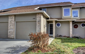 Spacious 3 bed Townhome with Fenced Yard, Garage, & Community Pool in Prime Boise Location!