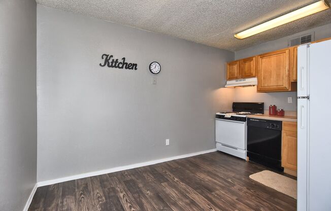 2 beds, 1 bath, 792 sqft, $1,129, Unit 0136