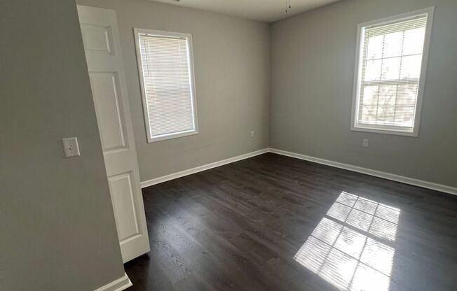Newly Renovated 2 bed/1 bath apartment (Downstairs)