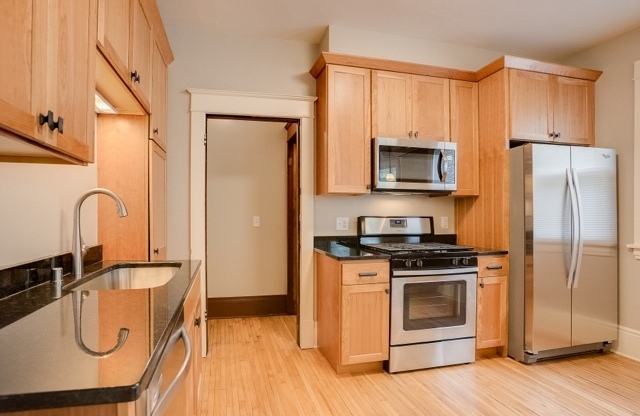 5 beds, 2 baths, $4,100, Unit Lower