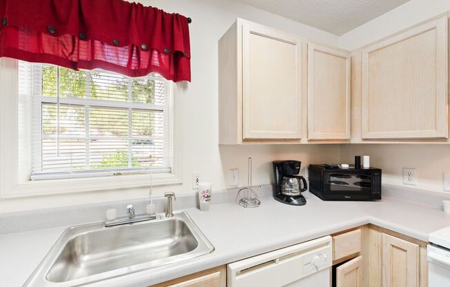 4 Bedroom/4 Bath Condo in University Woods! Half off the first month's rent!