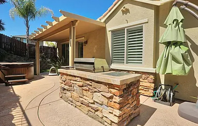 Large Single Story 3 Bedroom + Den - Empire Ranch