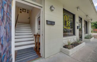 Lake Ivanhoe, Upstairs Apartment