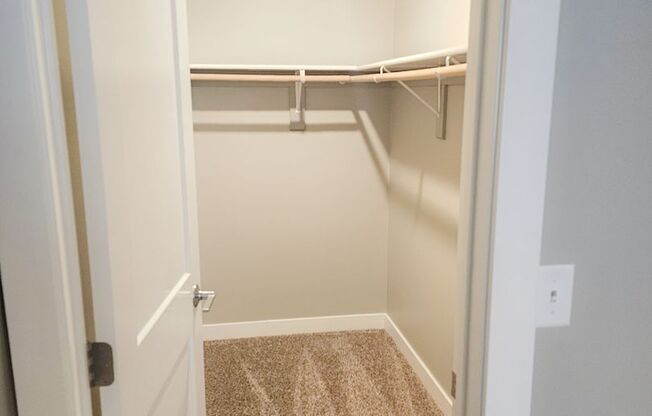 2 beds, 1 bath, 850 sqft, $950, Unit 07