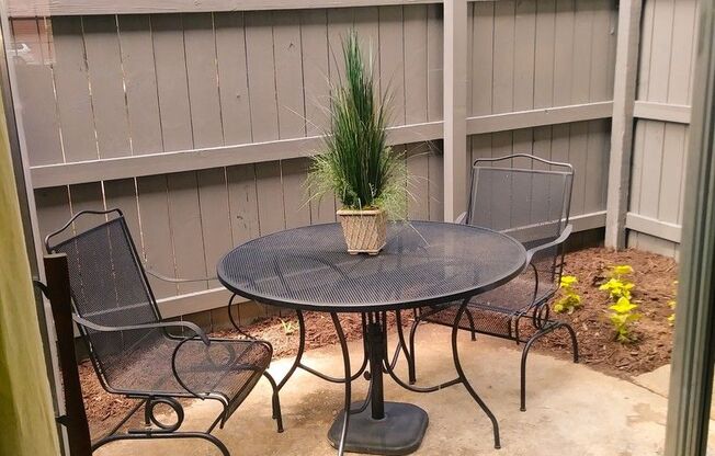 2 beds, 1.5 baths, 950 sqft, $1,279, Unit I02